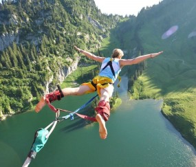 开云APP-特奥关键连续得分拉开差距，安哥拉争冠战险胜多特蒙德