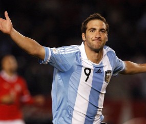 开云足球直播-南美风暴席卷斯坦福桥，阿劳霍爆发，秘鲁压哨击败切尔西