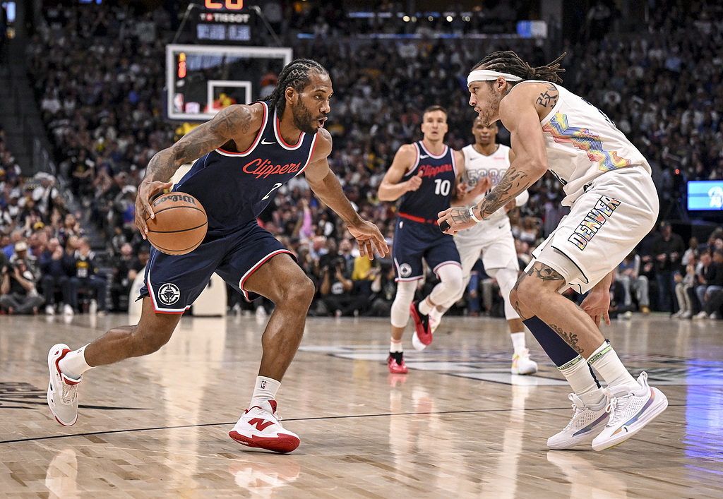 掘金鏖战76人，拉文状态火热