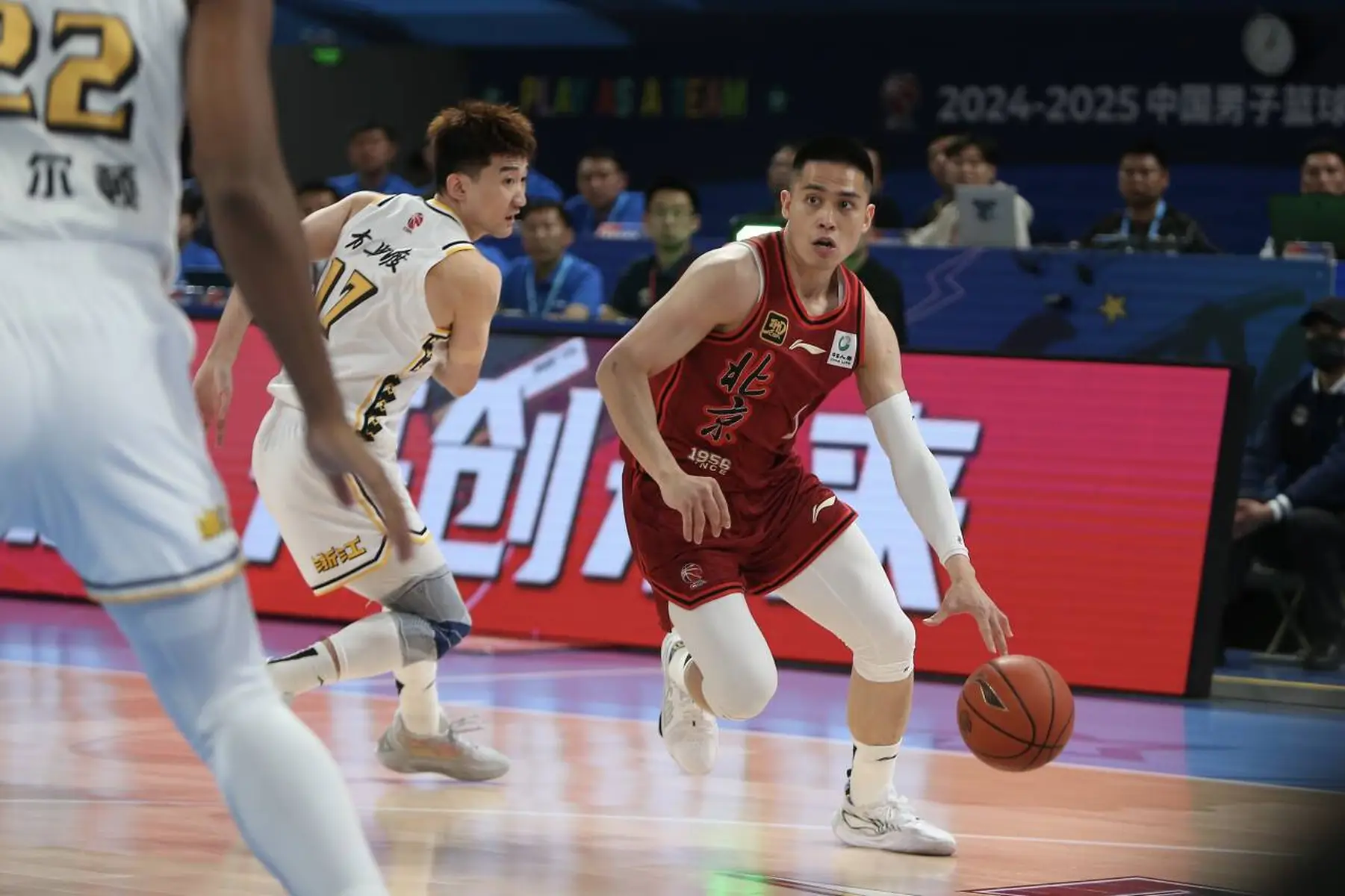 马刺完胜北京队，周琦扛起全队