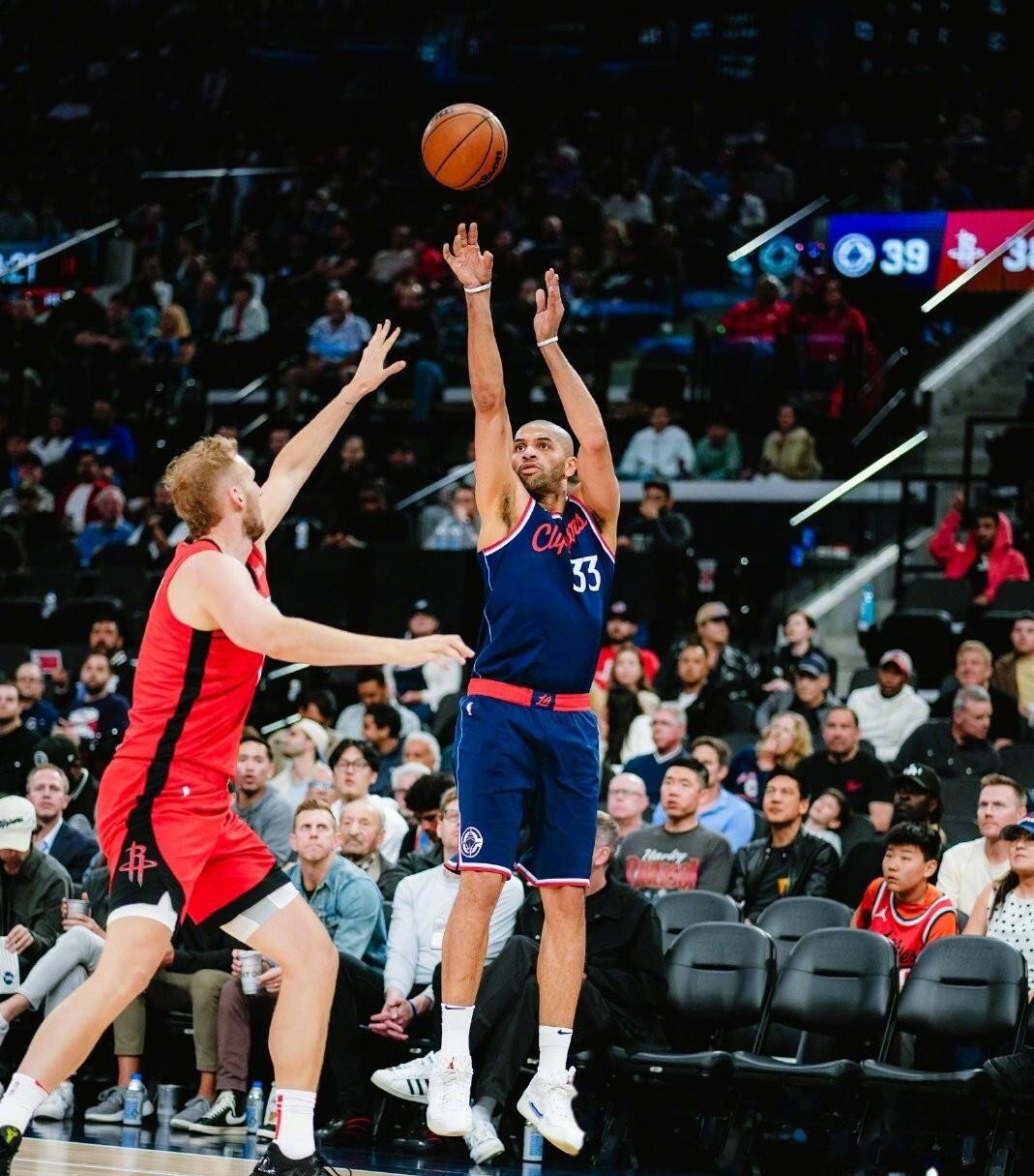 快船轻取马刺,拉文状态火热 快船轻取马刺,拉文状态火热