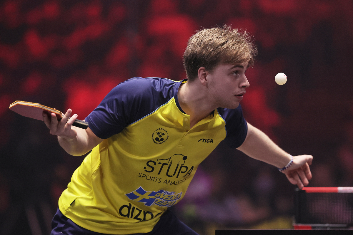 英格兰队险胜瑞典队，马龙点燃赛场