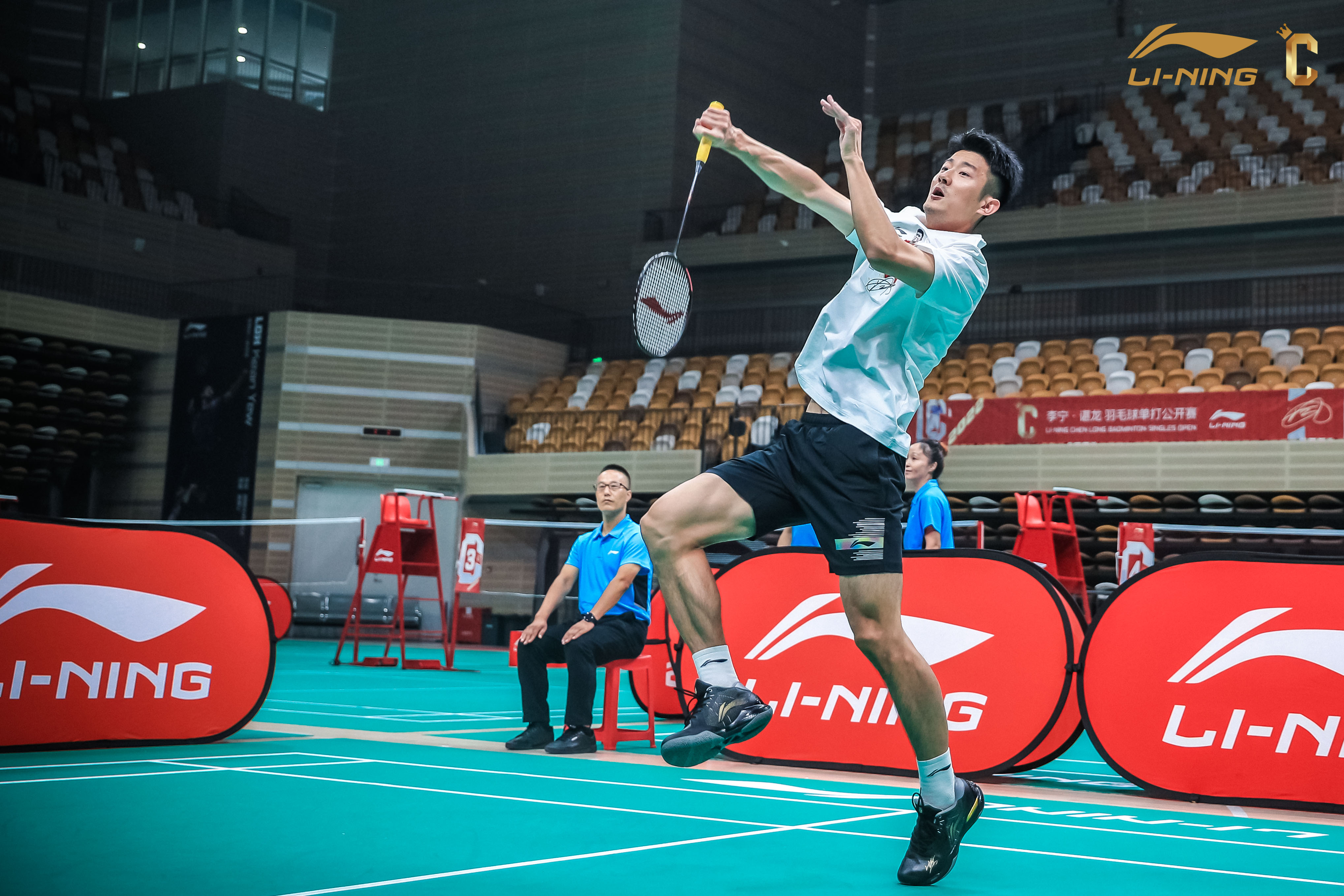 印尼羽毛球队强势日本羽毛球队，谌龙惊艳世界