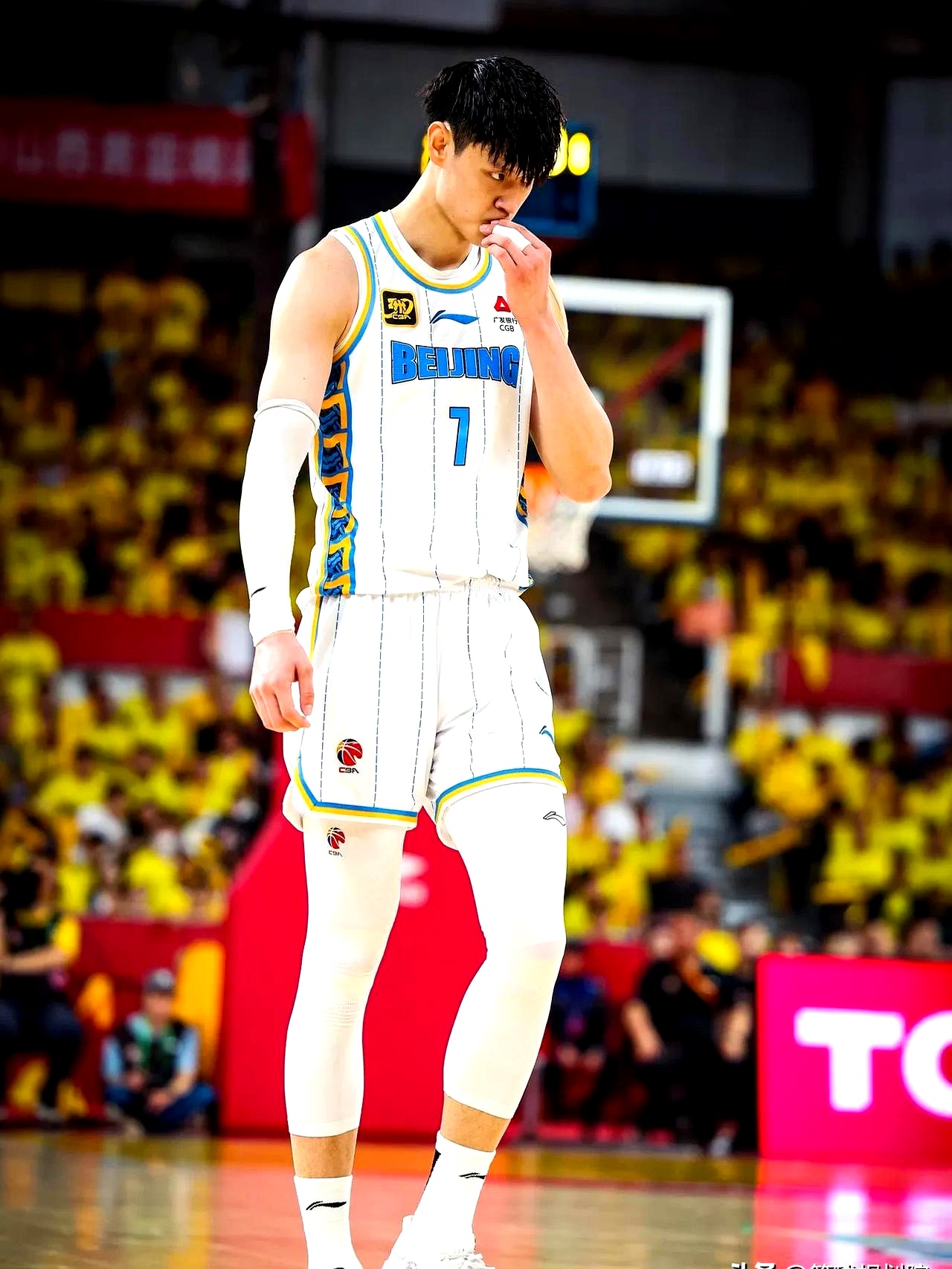 篮球比赛中一名球员因伤缺席比赛