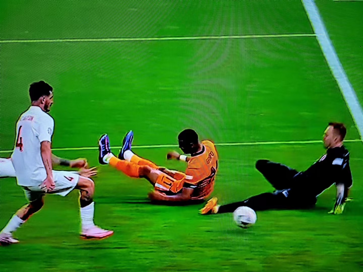 那不勒斯中场掌控比赛，打出精彩表现