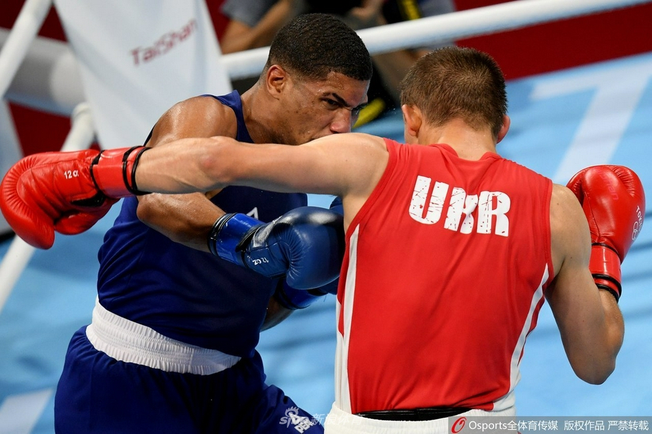 拳击男子中量级：周煜辉晋级半决赛
