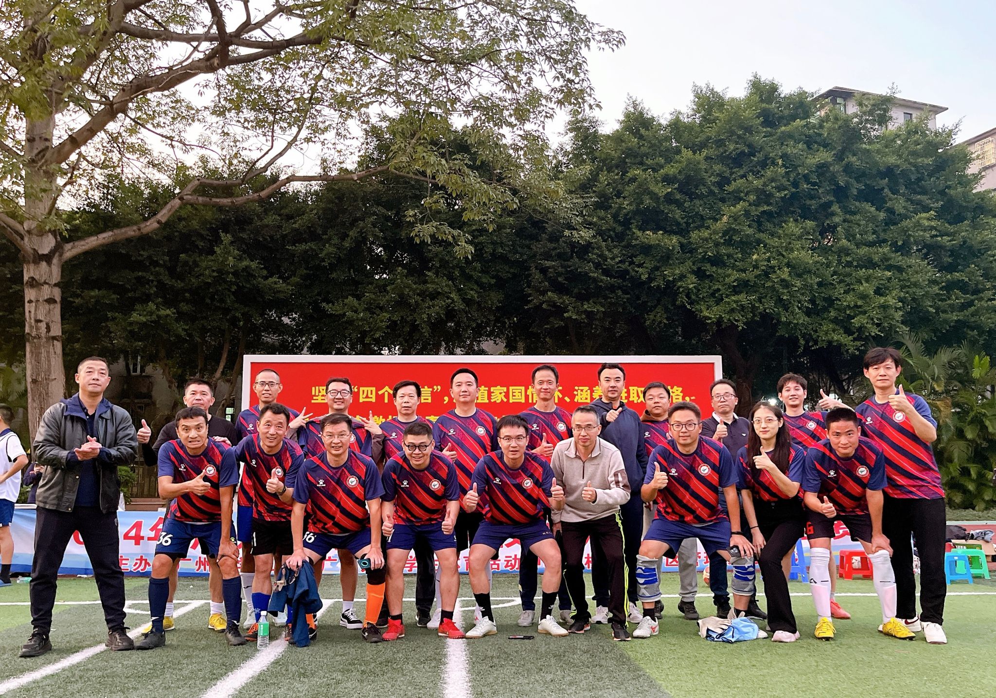 比赛中球员技术风采赢得观众喝彩