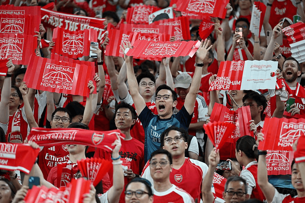 广州队主场告捷，球迷热情庆祝胜利