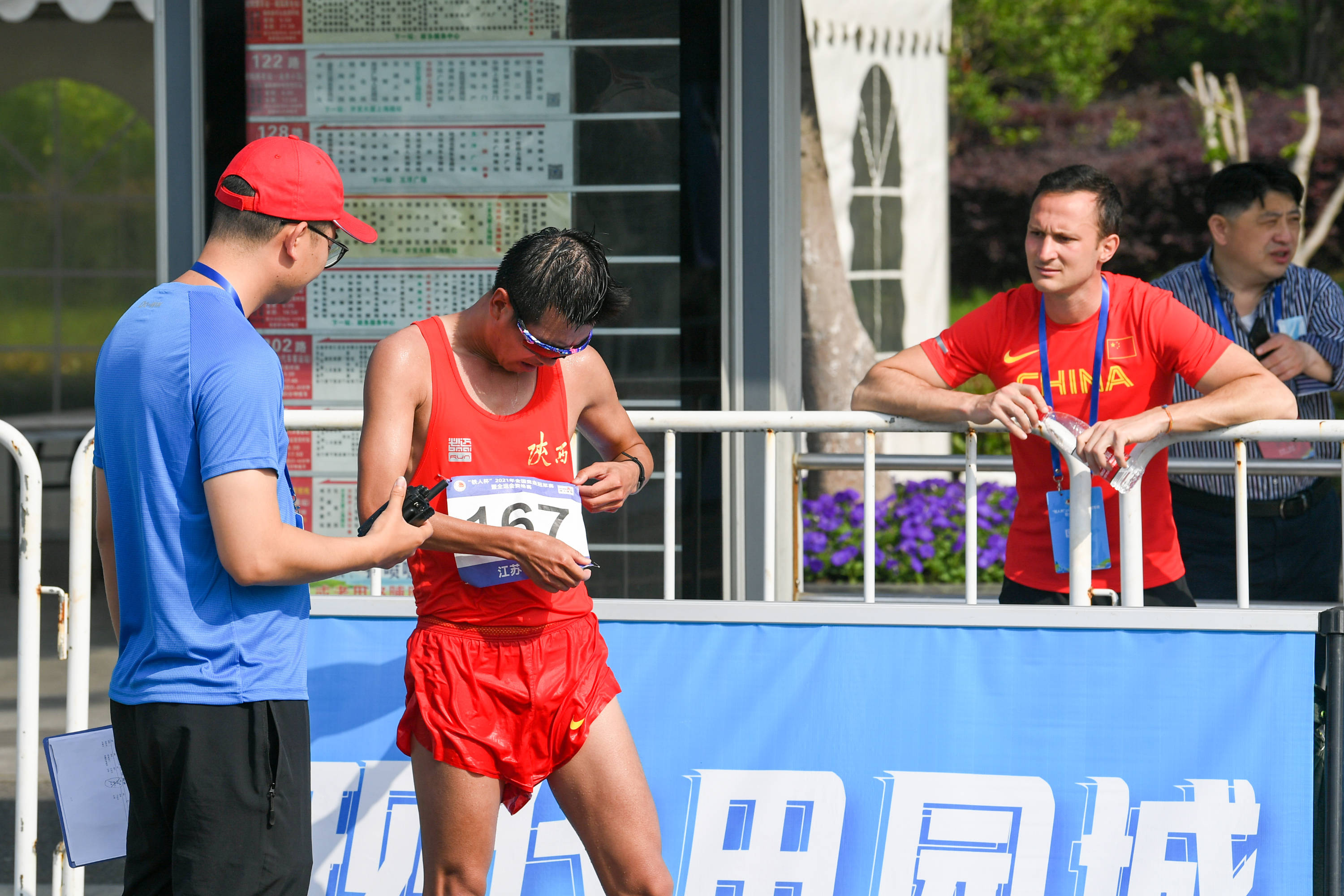 波兰选手力挫群雄，荣获男子公里竞走冠军